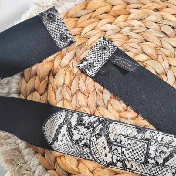 BCBGMaxAzria | Accessories | Bcbg Maxazria Snakeskin Belt  display picture 2